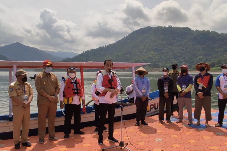 Presiden Jokowi meresmikan Bendungan Bano di Sumbawa, Nusa Tenggara Barat, Jumat (14/1/2022).