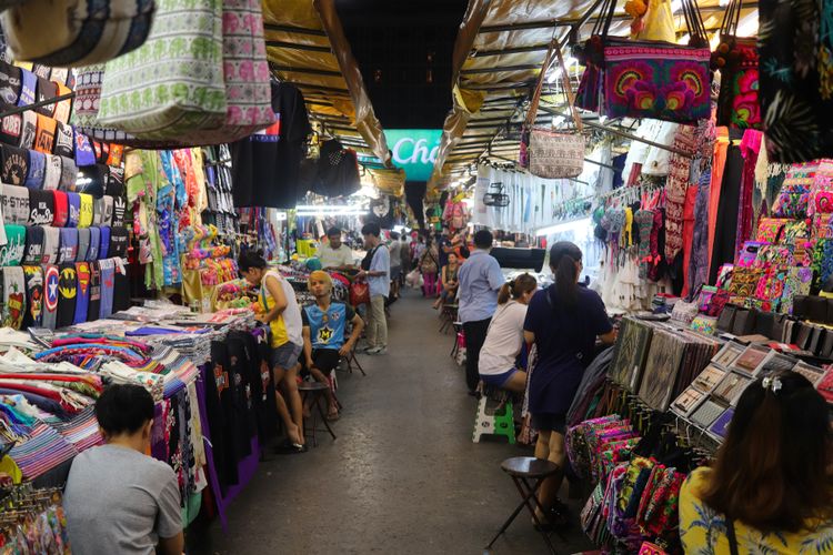 Pasar Malam Patpong di salah satu tempat beli oleh-oleh murah di Bangkok, Thailand.