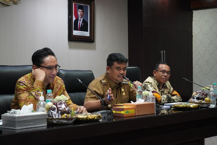 Walikota Medan Bobby Nasution saat memimpin rapat pembahasan regrouping di Kantor Walikota Medan, Senin (10/2/2025)