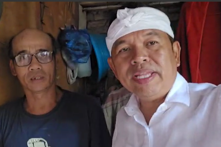 Gubernur Jawa Barat Dedi Mulyadi saat menemuka warga yang tinggal berdua di rumah sempit pinggir sungai Cikapundung, Selasa (18/3/2025).