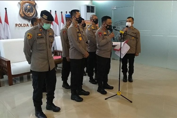 Kapolda Sumut, Irjen Pol RZ Panca Putra Simanjuntak didampingi Wakapolda Sumut Brigjend Pol dadang Hartanto dan sejumlah pejabat utama Polda Sumut membeberkan temuan dari tim yang dibentuk terkait viralnya keterangan terdakwa Ricardo Siahaan dalam persidangan yang menyeret nama Kapolrestabes Medan pada Jumat (21/1/2022) malam. Hadir juga dalam kesempatan tersebut, Kompol Oloan Siahaan dan AKP Paul Simamora.