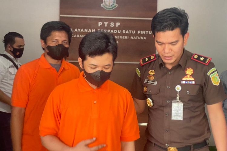 Dua terdakwa APBDes Matak, Kabupaten Anambas, Provinsi Kepulauan Riau, TA 2019 divonis digiring jaksa.