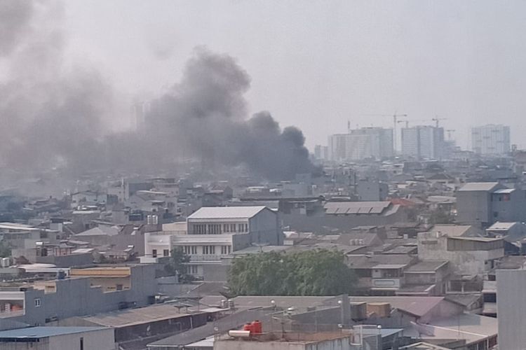 Rumah tinggal di Jalan Krendang Raya, Gang Kincir, Kelurahan Krendang, Kecamatan Tambora, Jakarta Barat, terbakar pada Jumat (15/10/2021) sore. 