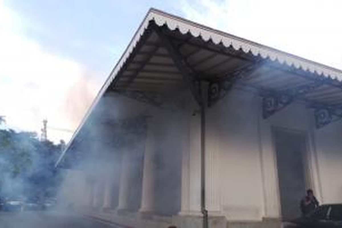 Fogging di Balai Kota, Senin (9/3/2015) sore paska Gubernur DKI Jakarta Basuki Tjahaja Purnama terjangkit penyakit demam berdarah. 