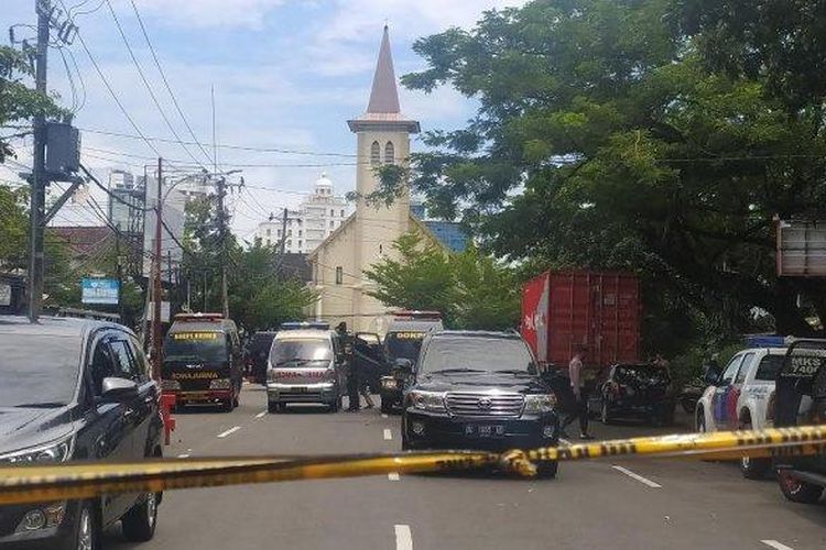 Ledakan bom bunuh diri terjadi di depan Gereja Katedral di Kota Makassar, Sulawesi Selatan, Minggu (28/3/2021).