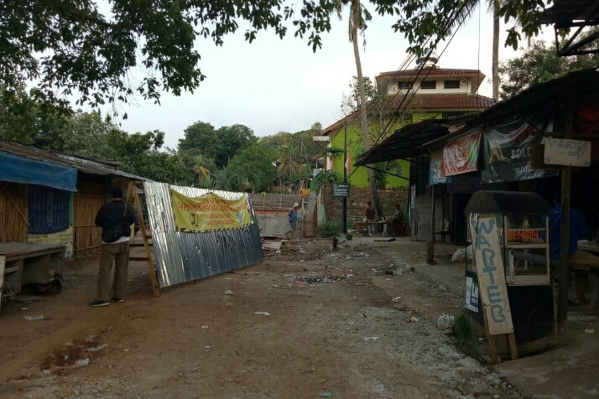 Perbaikan jembatan menutup Jalan Depag, Bambu Apus, Pamulang, Tangerang Selatan. Hal tersebut dikeluhkan warga karena tak adanya akses jalan dan membuat usahanya merugi.