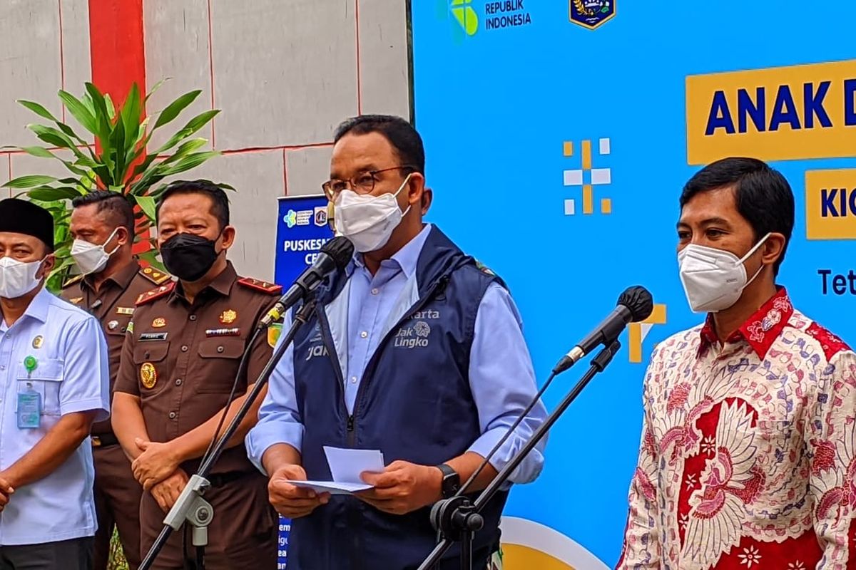 Gubernur DKI Jakarta Anies Baswedan memberikan keterangan pencanangan vaksinasi Covid-19 untuk anak usia 6-11 tahun di SDN 03 Cempaka Putih Timur, Selasa (14/12/2021)