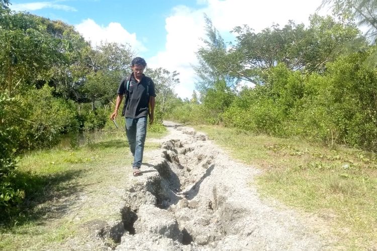 Kondisi tanah yang terbelah di Desa Kairatu, Kecamatan Kairatu, Kabupaten Seram Bagian Barat, Maluku, pasca gempa bermagnitudo 6,8 yang mengguncang wilayah tersebut, Kamis (26/9/2019).