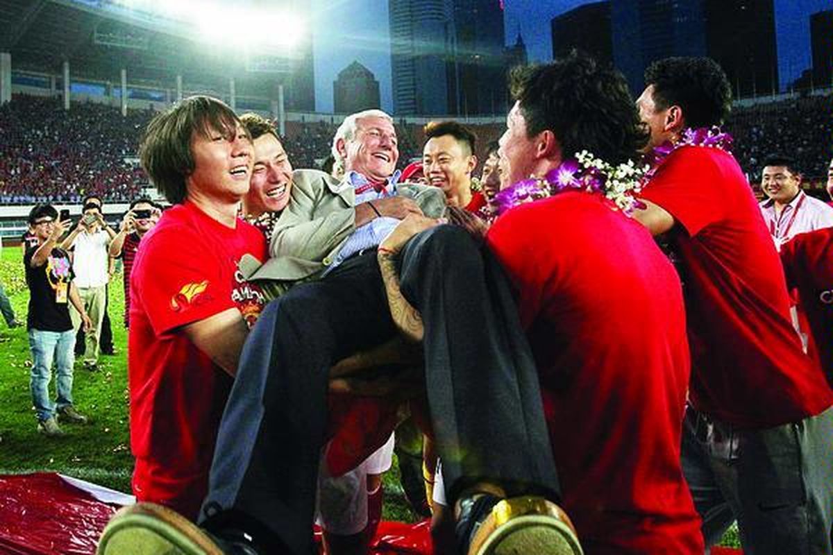 Pelatih yang membawa tim Italia juara dunia 2006, Marcello Lippi, digotong pemain-pemain klub asuhannya kini, Guangzhou Evergrande, Sabtu (27/10). Sukacita ini berlangsung setelah Guangzhou memastikan merebut gelar juara Liga Super China 2012 seusai unggul 1-0 atas Liaoning Whowin pada lanjutan liga di Guangzhou.