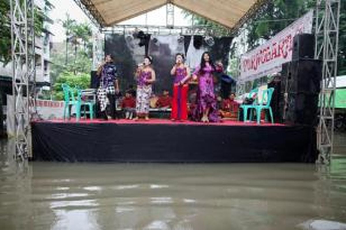 Penyanyi campursari menghibur tamu undangan resepsi pernikahan yang lokasinya terendam banjir di Rumah Susun Bumi Cengkareng Indah, Jakarta Barat, Minggu (1/2). Hujan yang mengguyur kawasan Jakarta dan sekitarnya sepanjang hari menyebabkan sejumlah kawasan tergenang dan banjir.
