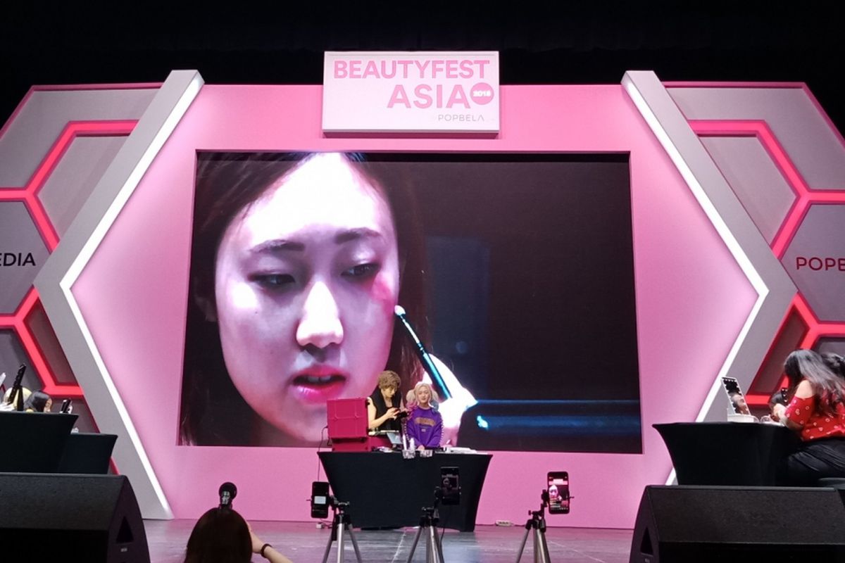 Makeup artist asal Korea Selatan, Ssin-Nim dalam sesi beauty class di Beautyfest Asia 2018 di Ciputra Artpreneur, Kuningan, Jakarta Selatan, Minggu (18/3/2018).