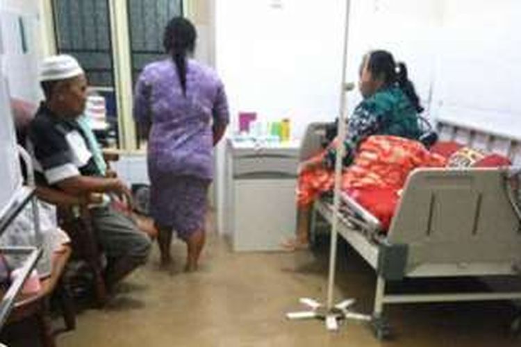 Pasien RS Dunda Limboto tidak sempat diungsikan saat banjir melanda kabuoaten Gorontalo. Mereka pasrah saat air mulai naik ke ruang perawatan