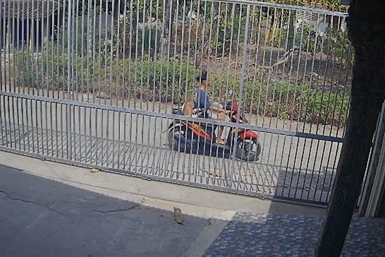 Aksi bocil mencuri kambing di Kabupaten Ponorogo terekam CCTV. Bocil tersebut nekat melakukan pencurian anak kambing pada siang hari. Dari rekaman cctv polisi berhasil mengidentifikas pelaku dan saat ini mendalami kasus tersebut.