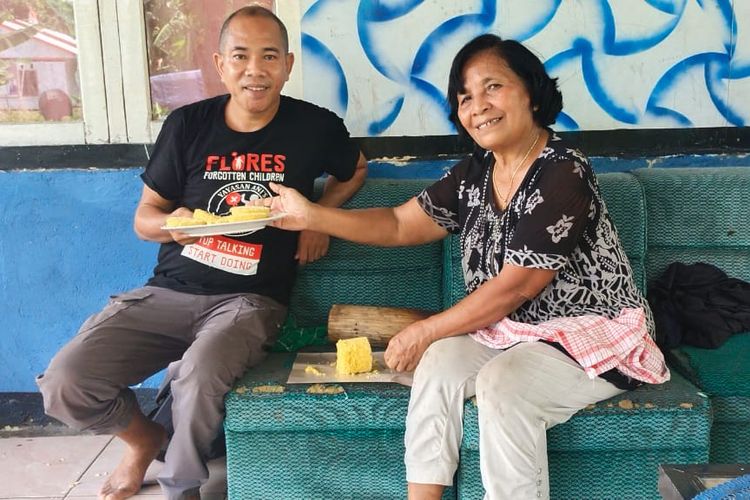 Kornelia Lahu Jumpa yang biasa disapa Mama Neli Jumpa (64), seorang ibu rumah tangga di Kampung Peot, Kelurahan Peot, Kecamatan Borong, Kabupaten Manggarai Timur, Provinsi Nusa Tenggara Timur merawat usaha mikro kecil dan Menengah (UMKM) pangan lokal bernama Jojong.