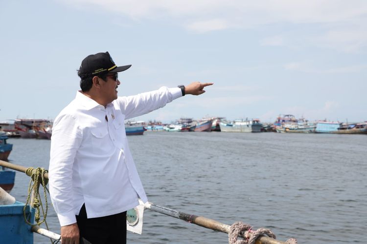 Menteri Kelautan dan Perikanan Sakti Wahyu Trenggono saat meninjau pengembangan PPP Mayangan, Probolinggo, Jawa Timur, Minggu (2/5/2021). 
