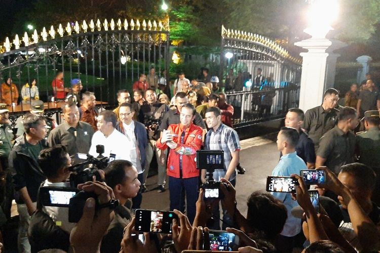 Presiden Jokowi Berfoto di Depan Istana Kepresidenan Yogyakarta atau Gedung Agung Selasa (31/12/2019)