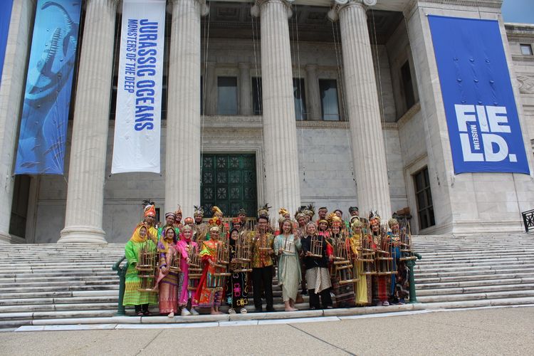 Tim Muhibah Angklung asal Jabar tampil dalam konser bertajuk Indonesia Presents: Tim Muhibah Angklung Performance di Field Museum, Chicago, Amerika Serikat (AS), Rabu (13/7/2022). Filed Museum adalah salah satu museum terbesar dan terbaik di dunia.