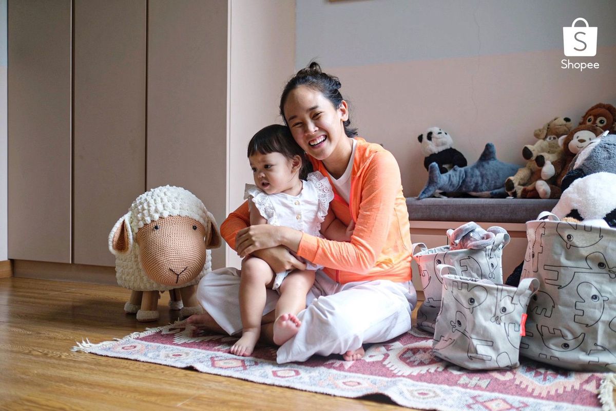 Pemberian penghargaan pada anak juga tidak harus dilakukan setiap saat, melainkan pada momentum tertentu. Sebagai contoh, saat anak mendapatkan nilai baik di sekolah ataupun melakukan capaian besar sehingga hal tersebut terasa spesial. 