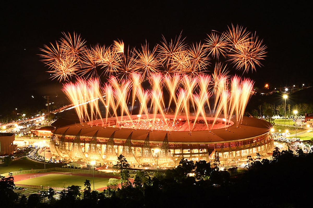 Suasana pertunjukan kembang api saat pembukaan PON Papua di Stadion Lukas Enembe, Sentani, Papua, Sabtu (2/10/2021). Perhelatan olahraga empat tahunan tersebut mengangkat tema 'Torang Bisa'.