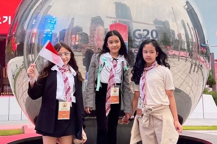 Rania Aishalina Kusumo, Kianna Anindira Danindro, dan Sofia Lorenzini dari Mentari Intercultural School Jakarta (MISJ) berhasil memenangkan tiga putaran debat World Scholar?s Cup Global Round di Seoul, Korea Selatan, pada 14-19 Juli 2023.