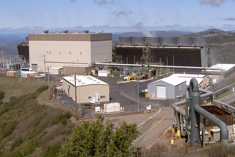 Salah satu pembangkit di kompleks pembangkit listrik tenaga panas bumi (PLTP) terbesar di dunia, Geyser Geothermal Complex, di Amerika Serikat (AS).