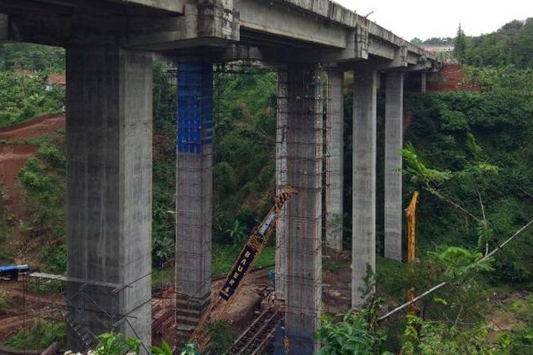 Proses perbaikan Jembatan Cisomang di Purwakarta, Selasa (24/1/2017).