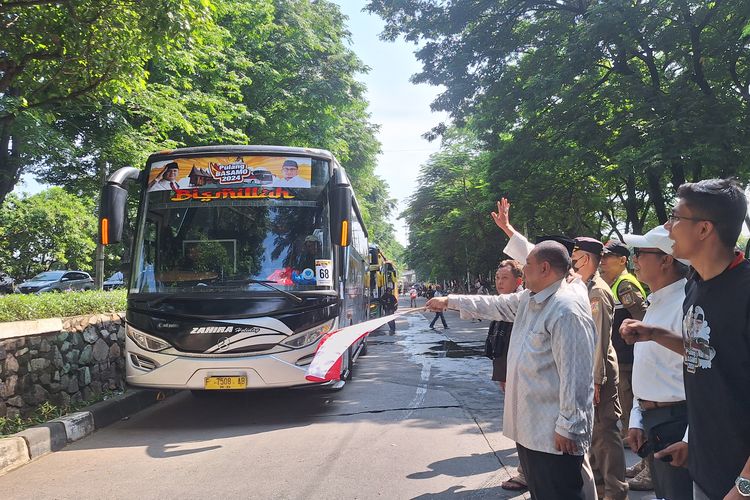 Wakil wali kota Jakarta Utara (Jakut), Juaini Yusuf melepas kepergiN 14 Bus mudik gratis di Jalan Pelumpang Semper, Kamis (4/4/2024).