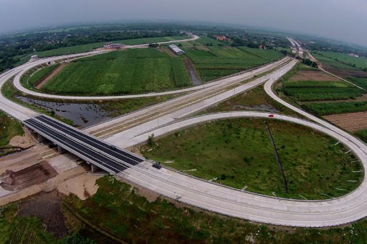 Suasana ruas jalan tol Mojokerto Barat - Mojokerto Utara, Jawa Timur, difoto dari udara, Selasa (28/06/2016). Ruas jalan tol ini akan digunakan sementara untuk jalur mudik Lebaran 2016.