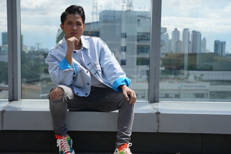 Pedangdut asal Thailand Jirayut berpose seusai sesi wawancara di Kompas.com, Senin (21/11/2022). Jirayut sedang mempromosikan single terbarunya berjudul ''Sejak Pandangan Pertama''.