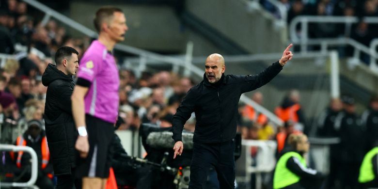 Pelatih Manchester City, Pep Guardiola, bereaksi keras kepada ofisial keempat saat Man City mengalahkan Newcastle United dalam laga Piala FA di Stadion St James? Park pada Sabtu (7/3/2026) atau Minggu dini hari WIB.