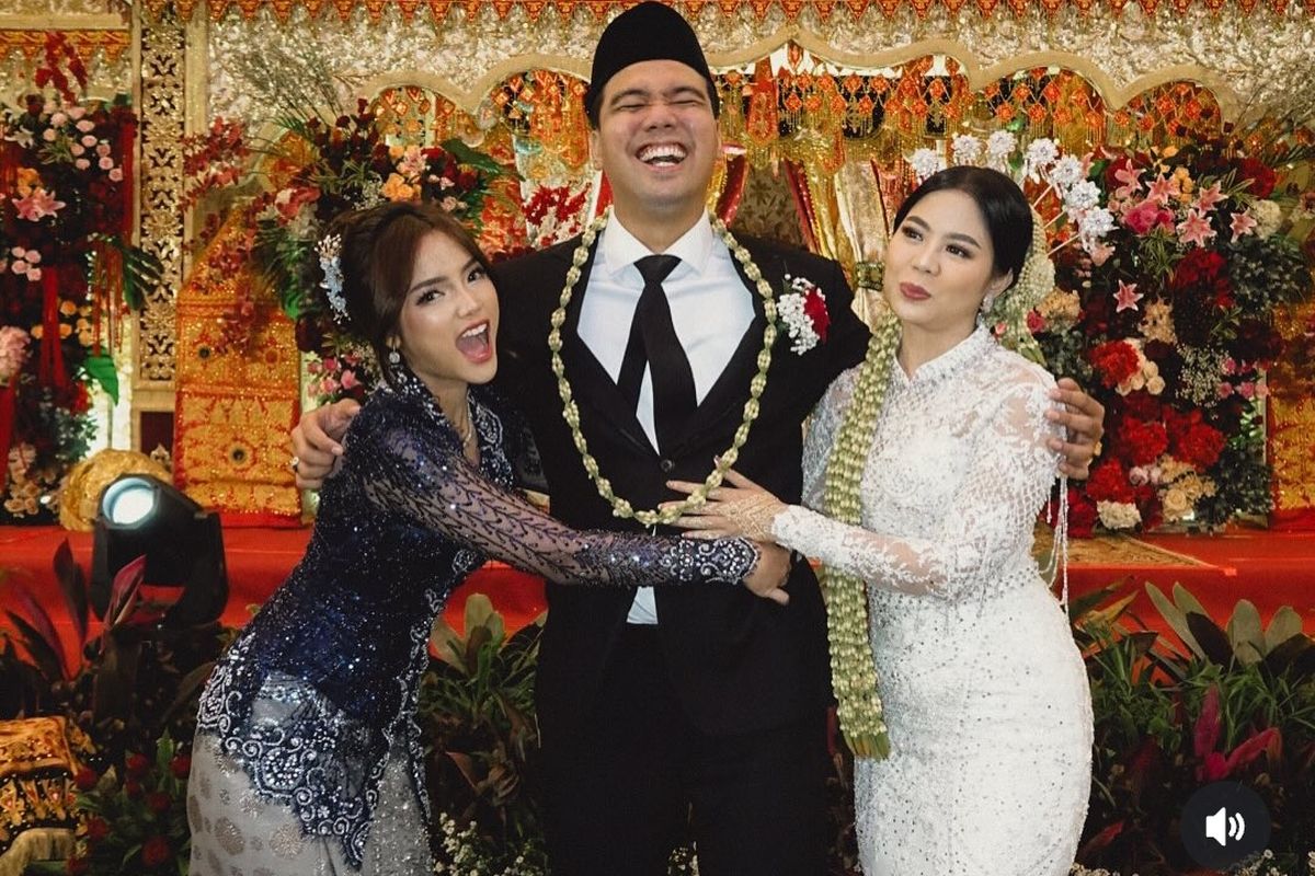 Fuji dalam pernikahan Frans Faisal dan Indah.