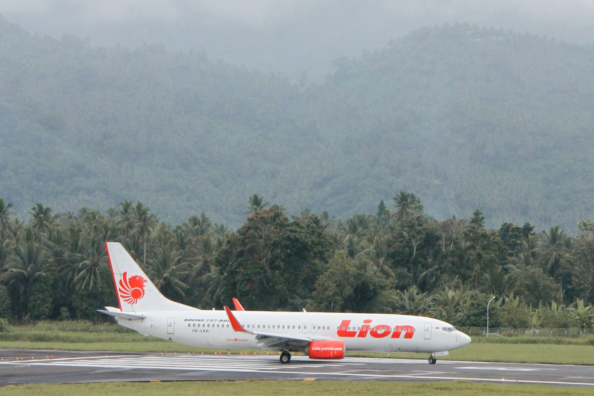 Pesawat Lion Air mendarat di Manado, Sulawesi Utara.