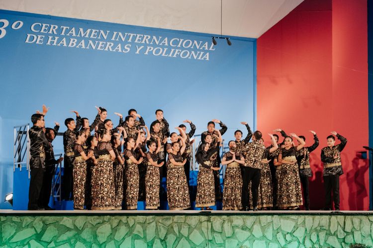 Paduan Suara Mahasiswa (PSM) Universitas Sebelas Maret Surakarta Voca Erudita saat beraksi menyanyikan lagu-lagu pada kategori Habaneras dan Plyphonia, di Spanyol.