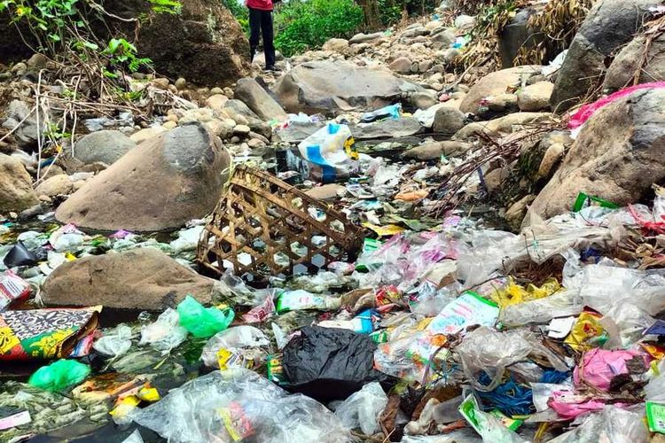 Inilah kondisi sungai tumpukan sampah di Sungai Meninting, diperbatasan Desa Gegerung Lombok Barat dan Kota Mataram, Senin (4/1/2023)