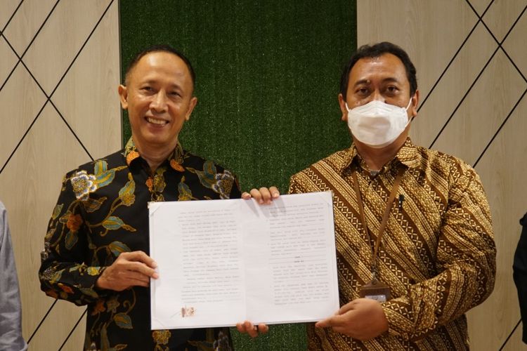 Kepala Balai Pelatihan dan Penyuluhan Perikanan (BPPP) Tegal Moch. Muchlisin dengan Direktur PT. Tridacna Banyu Lestari, Rika Sudranto usai menandatangani Perjanjian Kerja Sama Operasional (KSO) pengembangan Marine Aquarium Education Center di Pangandaran, di Gedung Mina Bahari 3, Jakarta, Jumat (4/11/2022).
