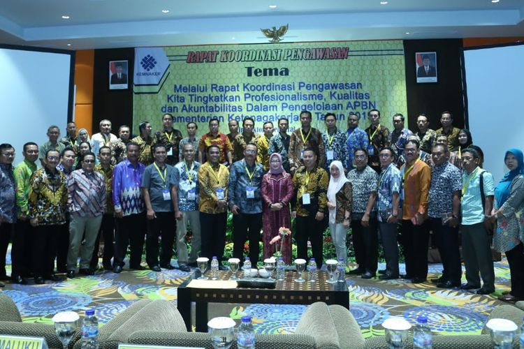 Pelaksana Tugas (Plt) Inspektur Jenderal Kemnaker Estiarty Haryani mengingatkan bahwa gratifikasi bukan merupakan tambahan penghasilan dalam Rakor Pengawasan (Rakorwas) Inspektorat Jenderal (Itjen) Kemnaker 2019 di Surabaya, Jawa Timur, Rabu (27/3/2019). 