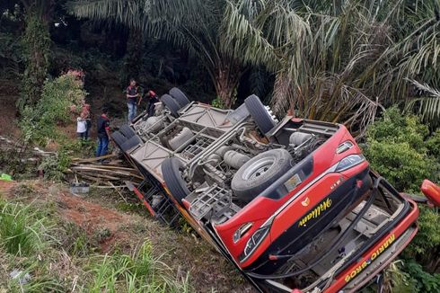 Lewati Medan Curam, Bus Berisi 33 Anggota Brimob Terguling di Jambi