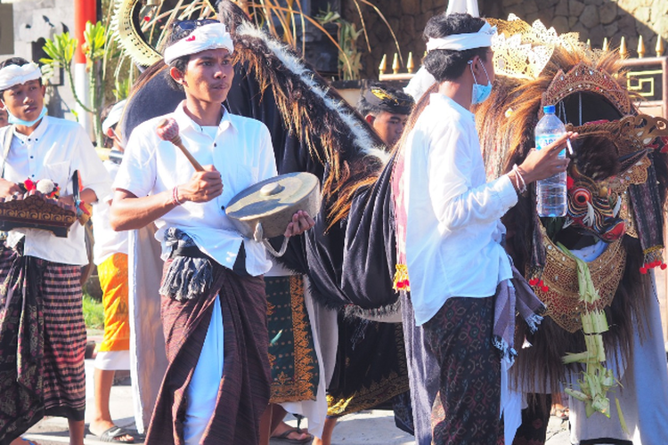Tradisi Ngelawang di Bali. Tradisi yang dilaksanakan setiap enam bulan sekali di antara Hari Raya Galungan dan Kuningan.