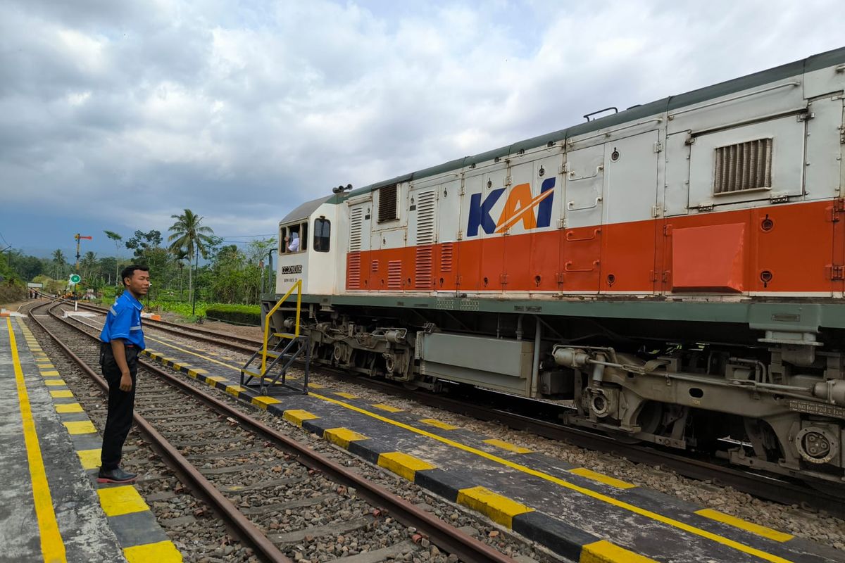 Staf KAI menyambut kedatangan KA Pandanwangi di Stasiun Ledokombo, Jember, pada Agustus 2025.