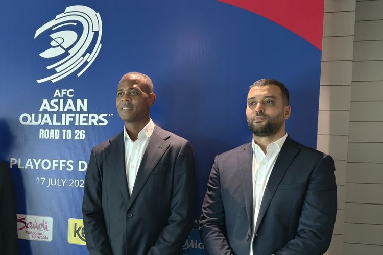 Pelatih Timnas Indonesia, Patrick Kluivert (kiri) berpose dengan agennya, Soufian Asafiati, di AFC House Kuala Lumpur, pada acara drawing Ronde 4 Kualfiikasi Piala Dunia 2026 Zona Asia pada 17 Juli 2025.