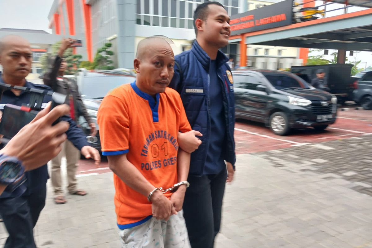 AS saat dibawa polisi menuju Rumah Tahanan, usai ikut serta dalam aksi perampokan yang berujung pembunuhan di Desa Ima'an, Kecamatan Dukun, Gresik, Jawa Timur.