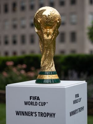 Trofi Piala Dunia ditampilkan pada acara di New York setelah pengumuman Piala Dunia FIFA 2026 pada 16 Juni 2022.