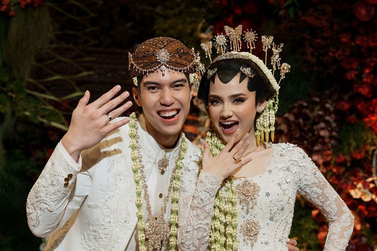 El Rumi dan Syifa Hadju Dinyanyikan Langsung Brian McKnight di Resepsi Pernikahan 