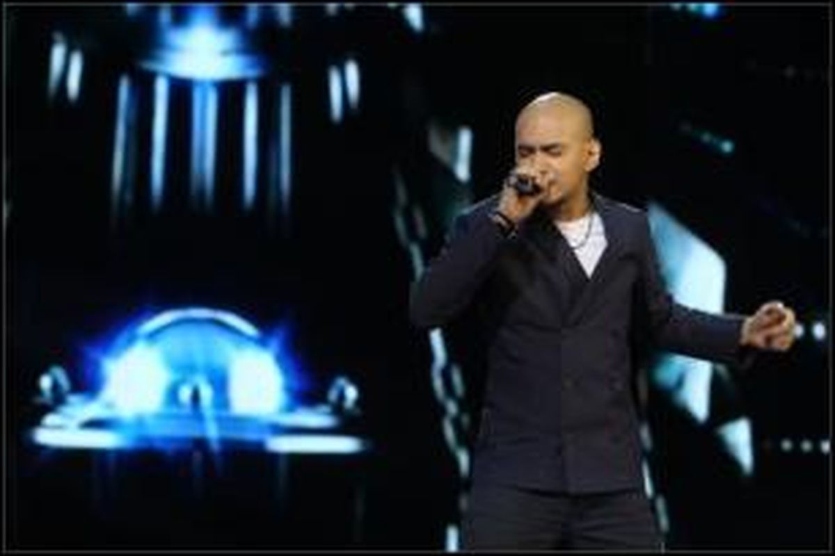 Finalis Indonesian Idol 2014, Husein Alatas atau Husein Idol saat tampil pada babak Spektakuler Show 1 Indonesian Idol 2014 di Studio 8 RCTI, Kebon Jeruk, Jakarta Barat, Jumat (21/2/2014) malam. 