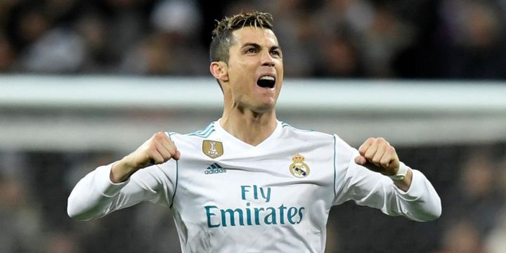 Megabintang Real Madrid, Cristiano Ronaldo, melakukan selebrasi setelah mencetak gol ke gawang Paris Saint-Germain dari titik penalti pada laga leg pertama babak 16 besar Liga Champions di Stadion Santiago Bernabeu, Rabu (14/2/2018) waktu setempat.