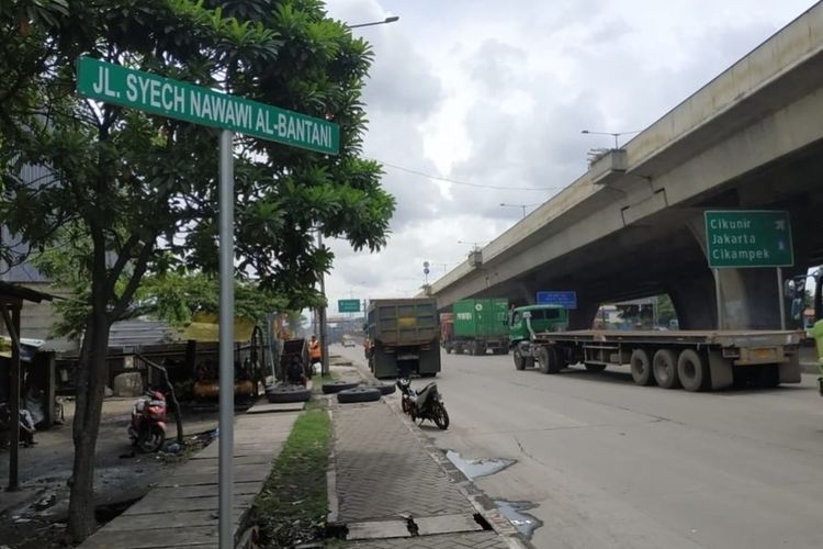 Jalan Cakung-Cilincing (Cacing) di Kecamatan Cilincing, Jakarta Utara, telah berganti nama menjadi Jalan Syech Nawawi Al Bantani, Senin (7/2/2022).