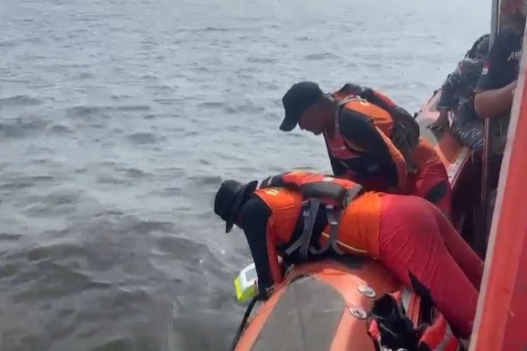 Tim Sar melakukan pencarian seorang ABK yang terjatuh dan tenggelam di perairan Selat Air Hitam, Kabupaten Kepulauan Meranti, Riau, Sabtu (29/7/2023).
