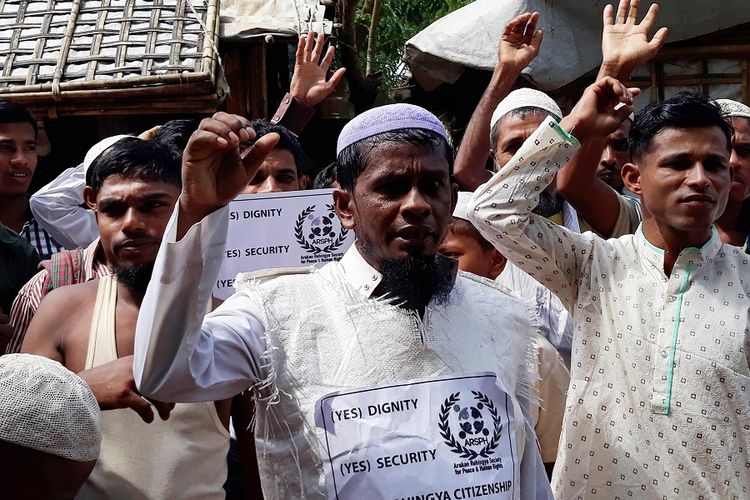 Warga Rohingya melakukan aksi demonstrasi damai menuntut repatriasi layak dan pemberian status warga negara Myanmar Sabtu (16/6/2018). 2018 ini, mereka merayakan Idul Fitri untuk pertama kalinya pasca-mengungsi ke Bangladesh.
