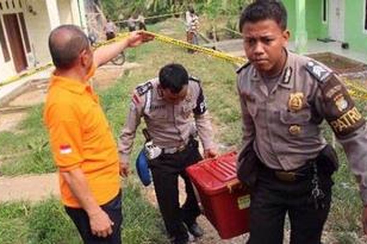 Polisi mengangkat kotak berisi barang bukti yang disita dalam penggrebekan teroris di sebuah rumah di Desa Susukan, Kelurahan Bojong, Kabupaten Bogor, Senin (10/9/2012). KOMPAS/WISNU WIDIANTORO