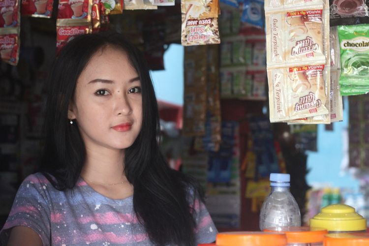 Intan Rose, penunggu warung di Cianjur, Jawa Barat, yang dianggap mirip selegram Anya Geraldine dan viral di medsos. 